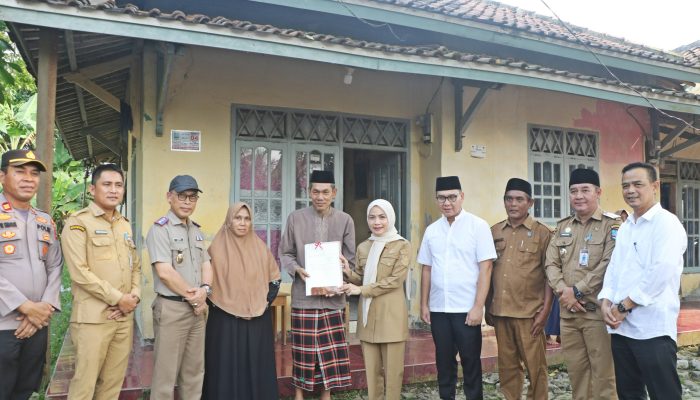 Bupati Serang Ratu Zakiyah menyerahkan sertipikat tanah secara langsung kepada warga Desa Nyompok, Kecamatan Kopo, sebagai bagian dari Program PTSL yang dipastikan gratis dan bebas pungutan liar.