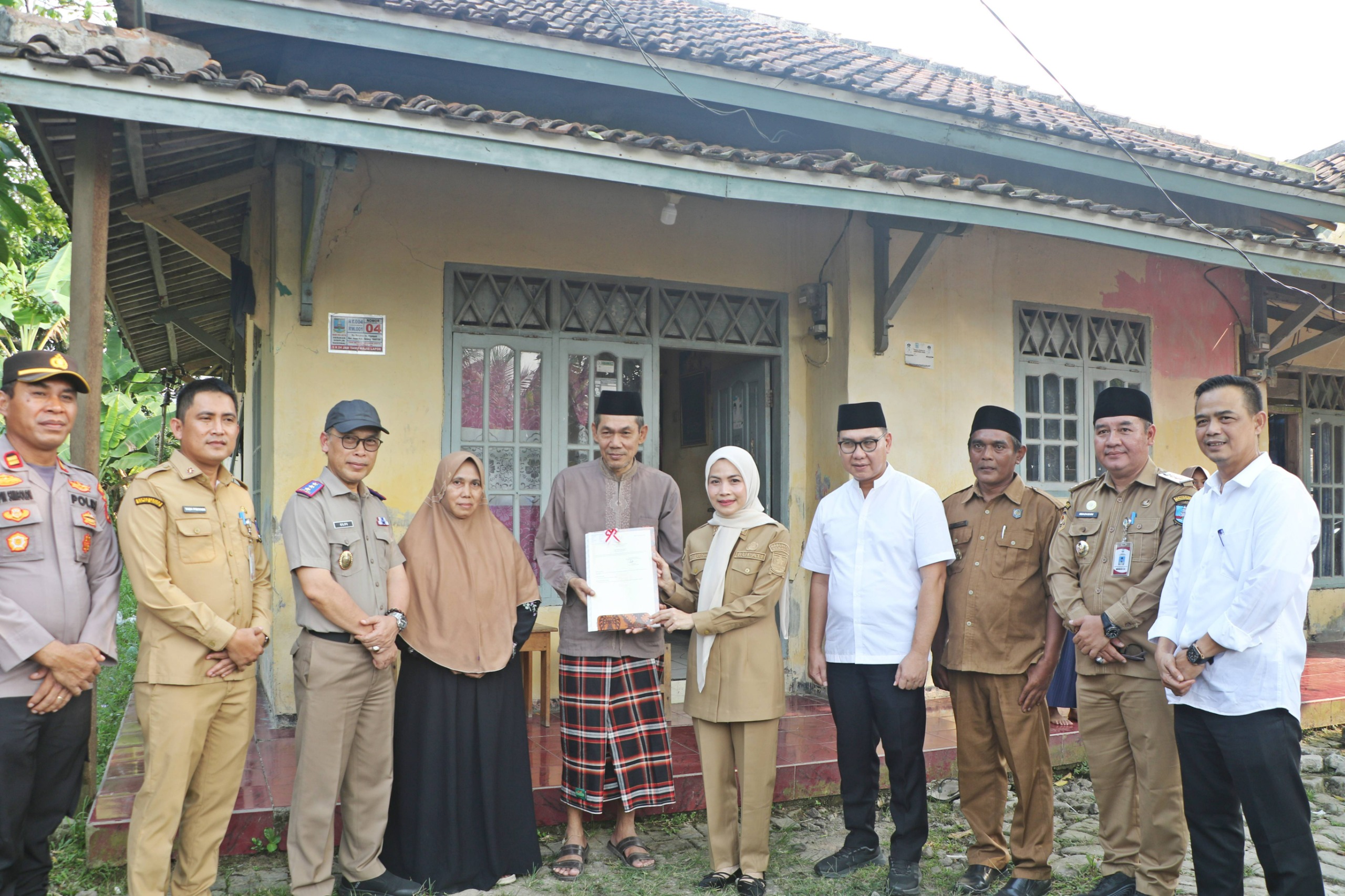Bupati Serang Ratu Zakiyah menyerahkan sertipikat tanah secara langsung kepada warga Desa Nyompok, Kecamatan Kopo, sebagai bagian dari Program PTSL yang dipastikan gratis dan bebas pungutan liar.