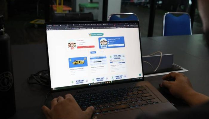 Calon peserta didik bersama orang tua mengakses layanan pendaftaran SPMB SMP Negeri Kota Tangerang secara daring untuk mengikuti Jalur Mutasi dan Jalur Prestasi Tahun Ajaran 2026/2027.