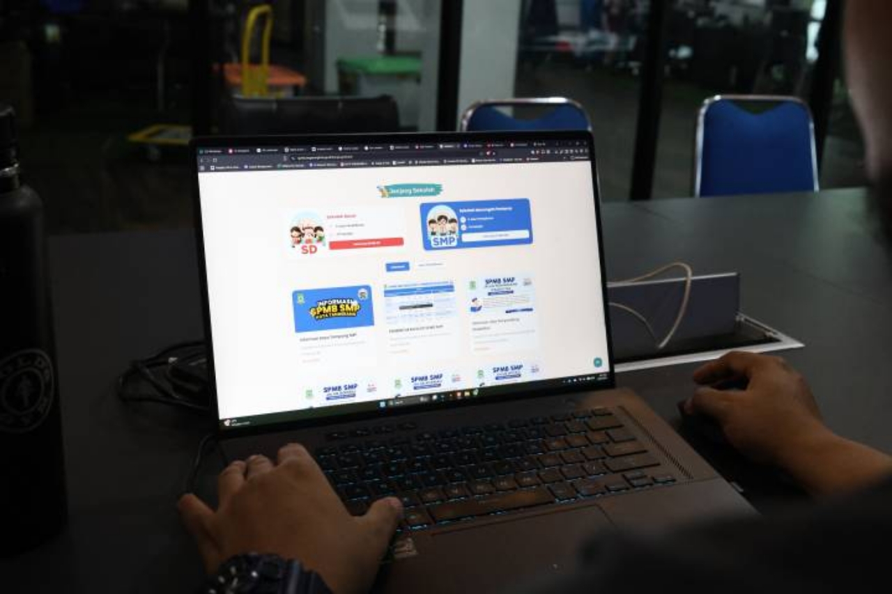Calon peserta didik bersama orang tua mengakses layanan pendaftaran SPMB SMP Negeri Kota Tangerang secara daring untuk mengikuti Jalur Mutasi dan Jalur Prestasi Tahun Ajaran 2026/2027.
