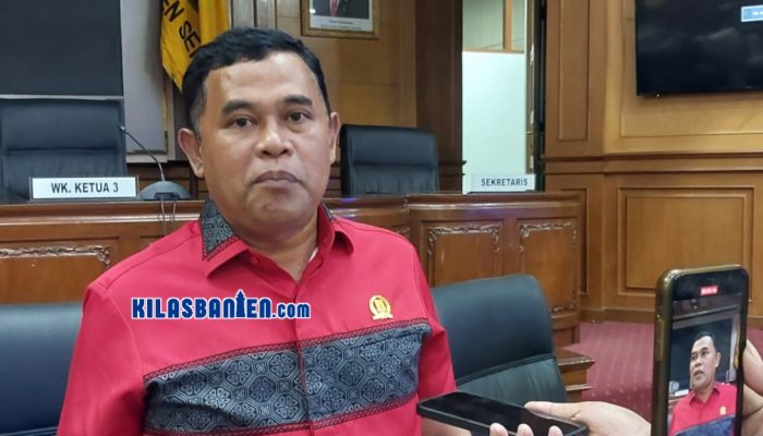 Anggota Komisi IV DPRD Kabupaten Serang Joko Santoso memberikan keterangan terkait pentingnya sinkronisasi pembangunan jalan dan PJU antara pemerintah desa, kabupaten, dan provinsi.