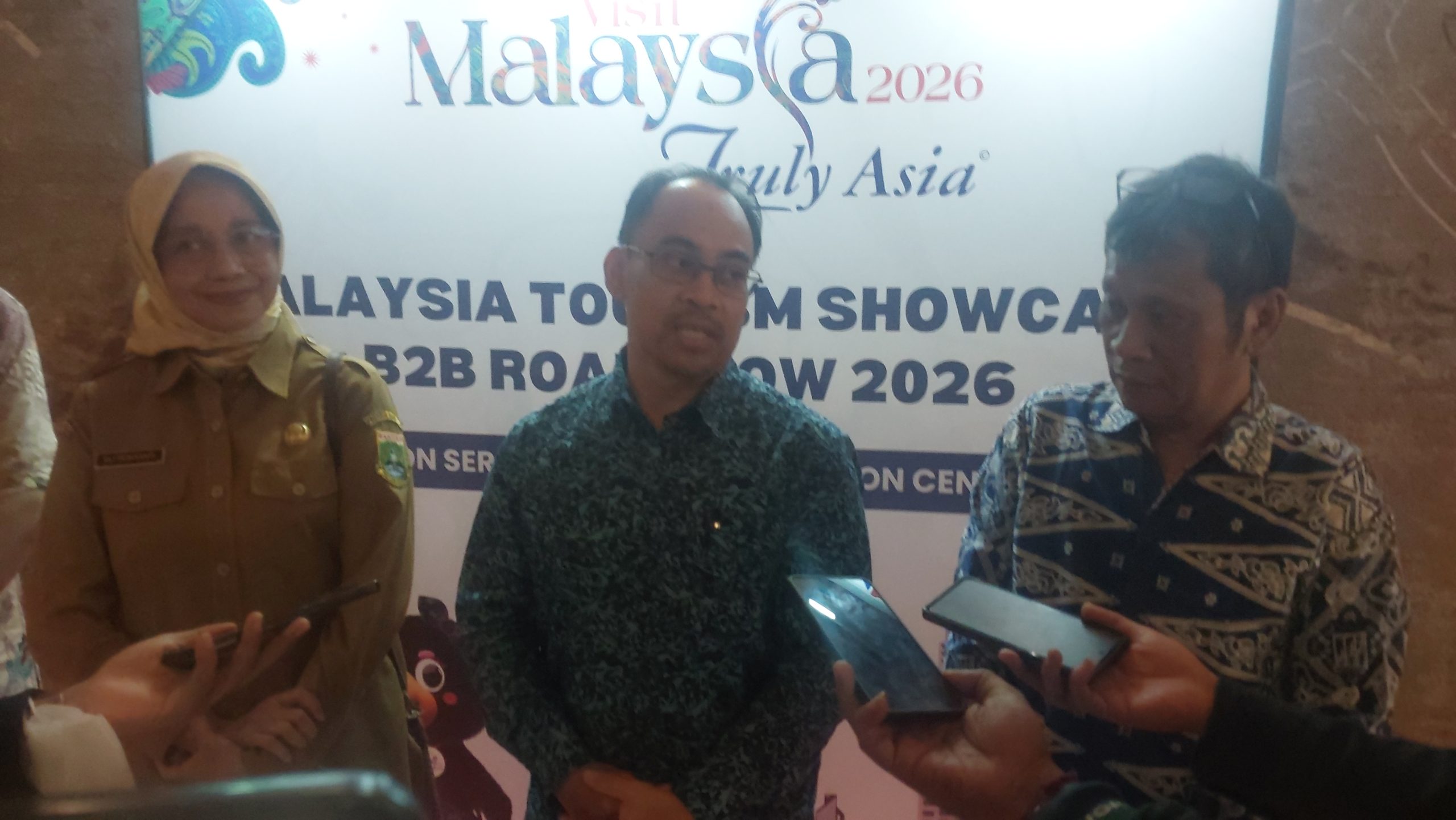 Direktur Tourism Malaysia Jakarta, Hari Mohd Yakzan, saat menghadiri Malaysia Tourism Showcase B2B Roadshow 2026 di Serang, Banten, Senin (8/6/2026), dalam upaya memperluas pasar wisatawan Indonesia ke Malaysia.