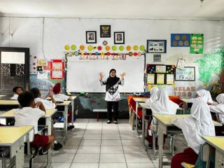Seorang ayah mendampingi anaknya saat menerima rapor di sekolah. Pemkot Tangerang mendorong keterlibatan aktif ayah dalam pendidikan melalui Gerakan Ayah Mengambil Rapor ke Sekolah.