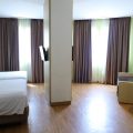 General Manager Zest Hotel Airport Jakarta Paulus Daniel Karim bersama jajaran manajemen saat merayakan hari jadi ke-11 hotel yang berada di kawasan Bandara Soekarno-Hatta, Kota Tangerang.