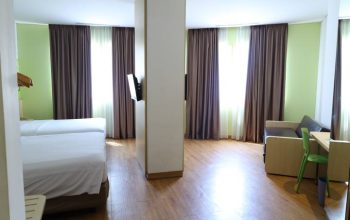 General Manager Zest Hotel Airport Jakarta Paulus Daniel Karim bersama jajaran manajemen saat merayakan hari jadi ke-11 hotel yang berada di kawasan Bandara Soekarno-Hatta, Kota Tangerang.