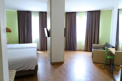 General Manager Zest Hotel Airport Jakarta Paulus Daniel Karim bersama jajaran manajemen saat merayakan hari jadi ke-11 hotel yang berada di kawasan Bandara Soekarno-Hatta, Kota Tangerang.