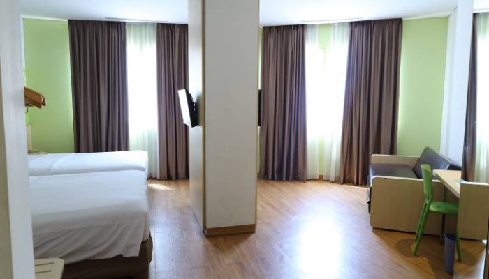 General Manager Zest Hotel Airport Jakarta Paulus Daniel Karim bersama jajaran manajemen saat merayakan hari jadi ke-11 hotel yang berada di kawasan Bandara Soekarno-Hatta, Kota Tangerang.