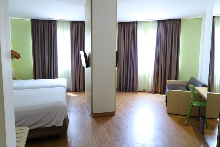 General Manager Zest Hotel Airport Jakarta Paulus Daniel Karim bersama jajaran manajemen saat merayakan hari jadi ke-11 hotel yang berada di kawasan Bandara Soekarno-Hatta, Kota Tangerang.