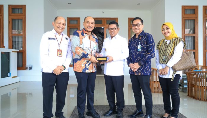 Gubernur Banten Andra Soni berjabat tangan dengan Kepala BPJS Ketenagakerjaan Kantor Wilayah Banten yang baru, Muhyidin, usai pertemuan di Gedung Negara Provinsi Banten, Kota Serang.
