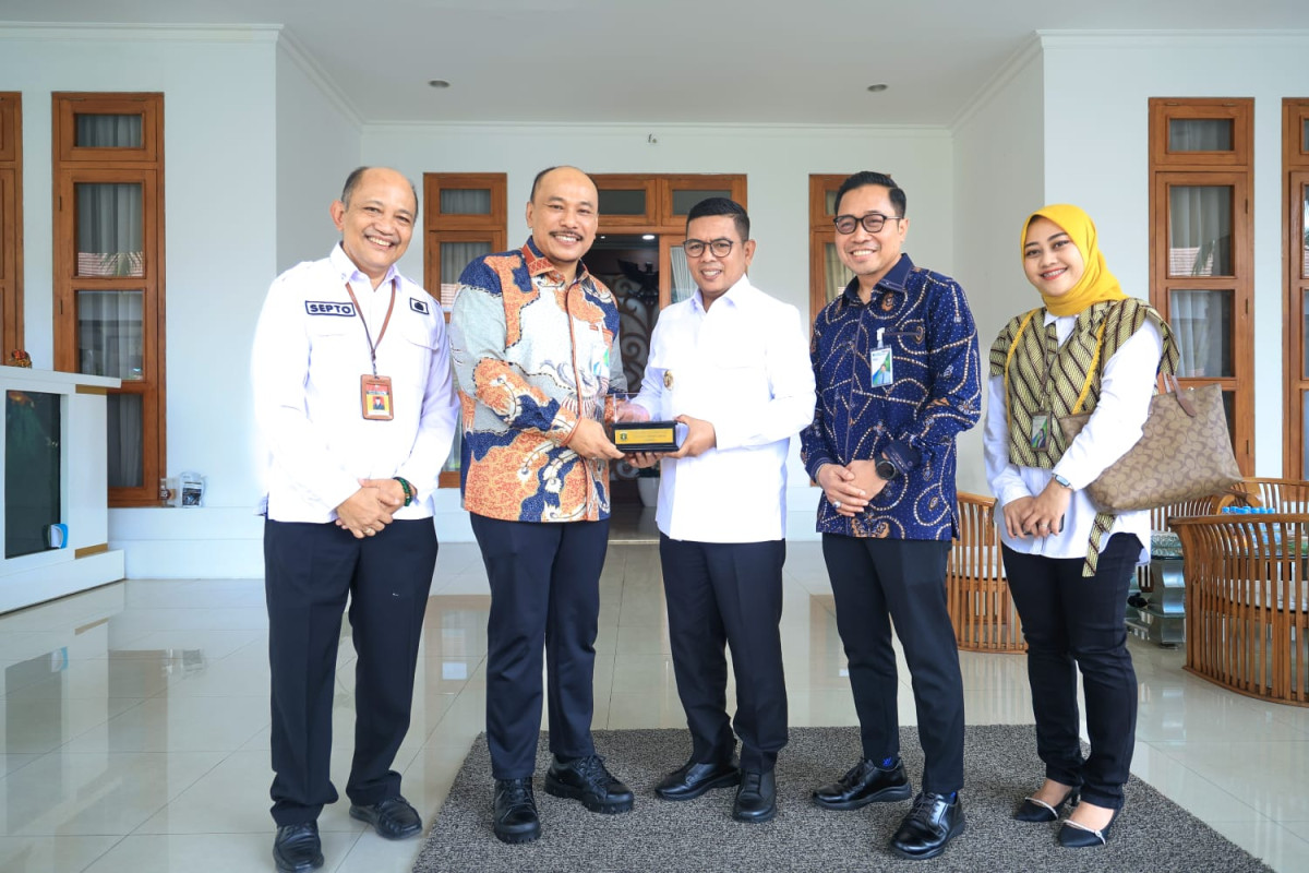 Gubernur Banten Andra Soni berjabat tangan dengan Kepala BPJS Ketenagakerjaan Kantor Wilayah Banten yang baru, Muhyidin, usai pertemuan di Gedung Negara Provinsi Banten, Kota Serang.