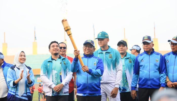Gubernur Banten Andra Soni membuka secara resmi Popda XII dan Peparpeda IX Provinsi Banten 2026 di Stadion Geger Cilegon sebagai langkah awal mencetak atlet berprestasi menuju PON 2032.
