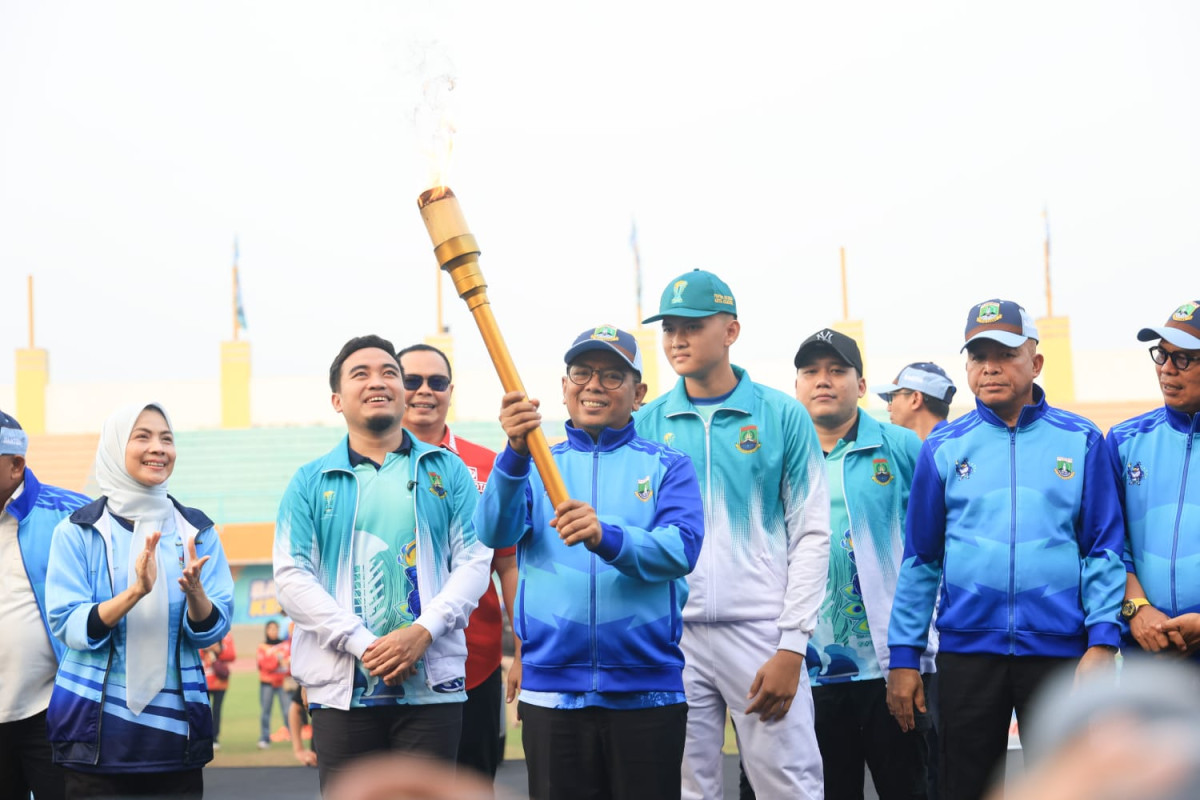 Gubernur Banten Andra Soni membuka secara resmi Popda XII dan Peparpeda IX Provinsi Banten 2026 di Stadion Geger Cilegon sebagai langkah awal mencetak atlet berprestasi menuju PON 2032.