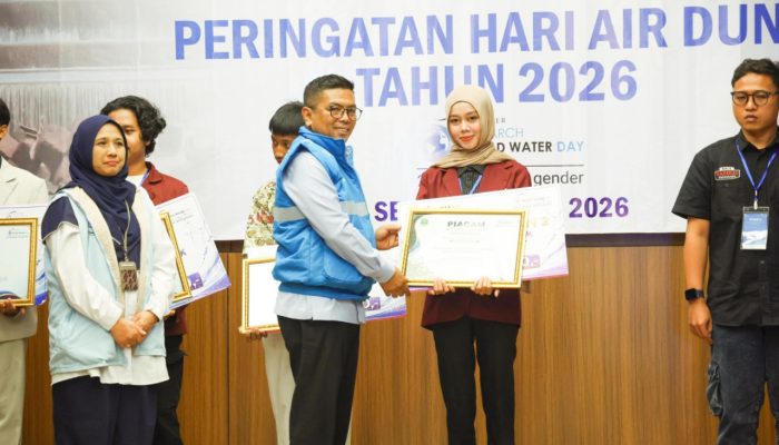 Gubernur Banten Andra Soni saat menyerahkan penghargaan kepada para pemenang Lomba Film Pendek Hari Air Sedunia 2026 di Aula Dinas PUPR Provinsi Banten, KP3B, Kota Serang.