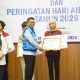 Gubernur Banten Andra Soni saat menyerahkan penghargaan kepada para pemenang Lomba Film Pendek Hari Air Sedunia 2026 di Aula Dinas PUPR Provinsi Banten, KP3B, Kota Serang.