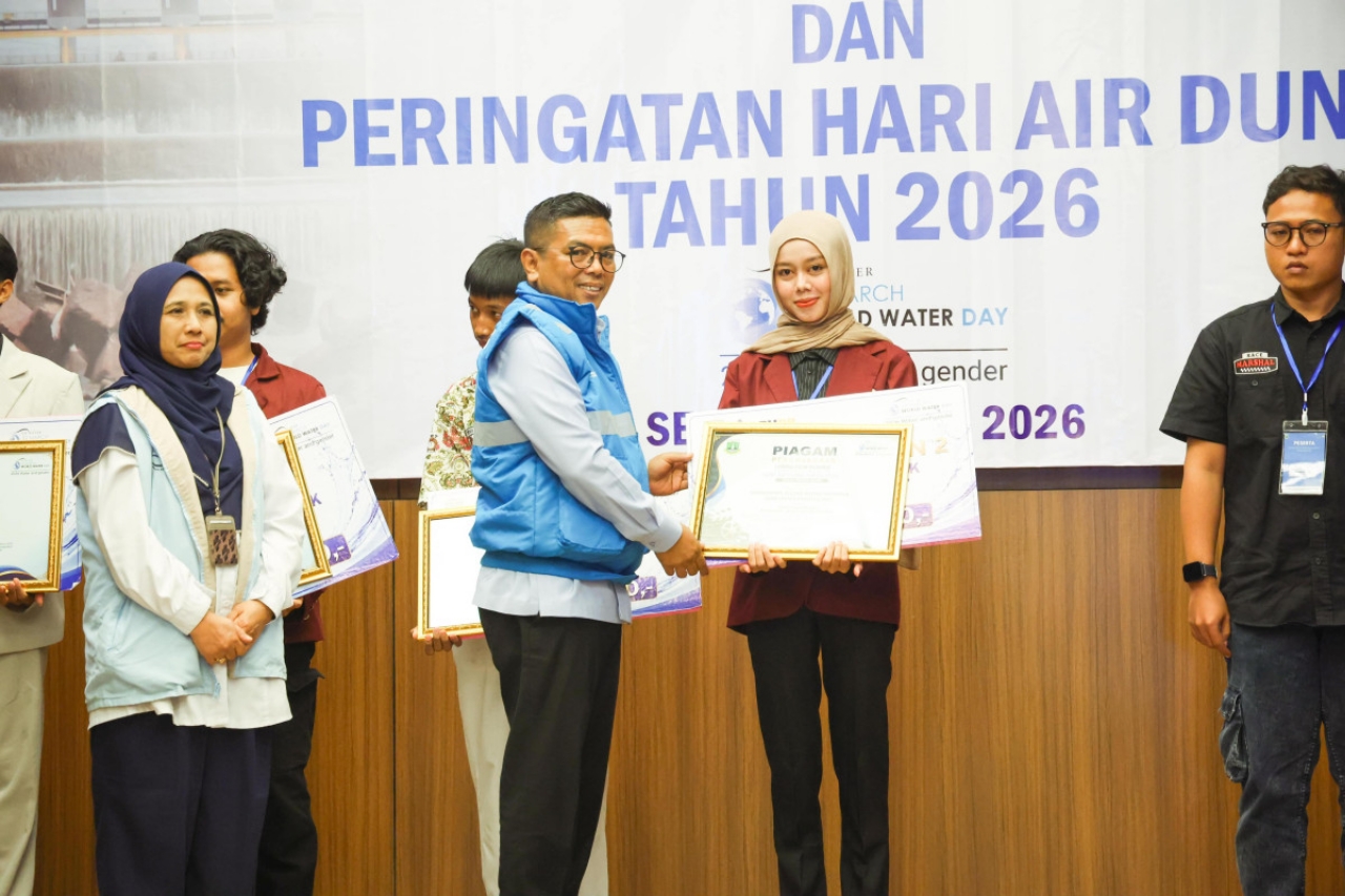 Gubernur Banten Andra Soni saat menyerahkan penghargaan kepada para pemenang Lomba Film Pendek Hari Air Sedunia 2026 di Aula Dinas PUPR Provinsi Banten, KP3B, Kota Serang.