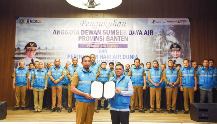 Gubernur Banten Andra Soni saat pengukuhan Dewan Sumber Daya Air (SDA) Provinsi Banten periode 2026-2030 di Aula Dinas PUPR Banten, KP3B, Kota Serang.