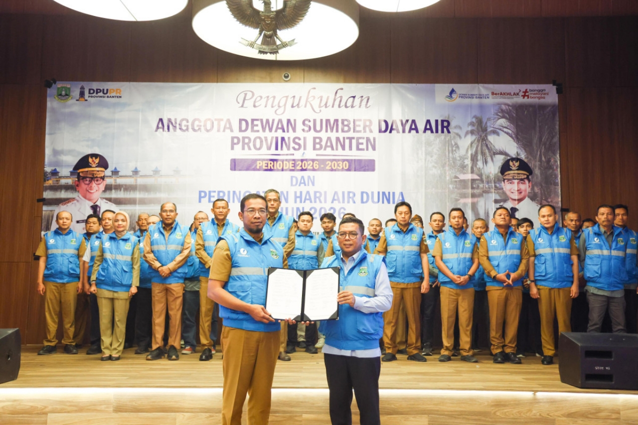 Gubernur Banten Andra Soni saat pengukuhan Dewan Sumber Daya Air (SDA) Provinsi Banten periode 2026-2030 di Aula Dinas PUPR Banten, KP3B, Kota Serang.