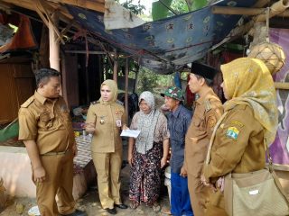 Terharu, Delapan Tahun Tinggal di Tenda Darurat, Lansia di Kota Serang Akhirnya Dapat Bantuan Rumah dari Wali Kota