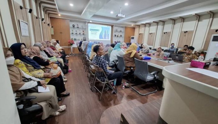 Kader Bina Keluarga Remaja (BKR) mengikuti orientasi yang diselenggarakan DP3AP2KB Kota Tangerang guna meningkatkan kemampuan pendampingan keluarga dalam menghadapi perkembangan remaja.
