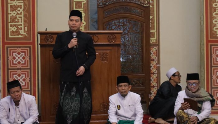 Kepala Diskominfo Tangerang Selatan, Tb. Asep Nurdin, saat menghadiri Safari Subuh di Masjid Villa Pamulang dan menyampaikan komitmen pemerintah memperluas akses internet gratis hingga lebih dari 5.000 titik.