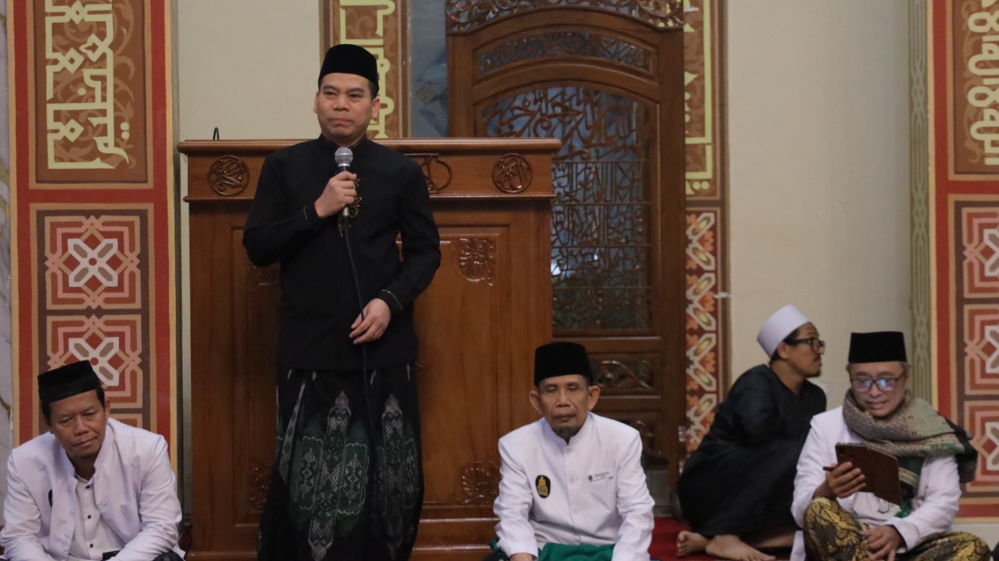 Kepala Diskominfo Tangerang Selatan, Tb. Asep Nurdin, saat menghadiri Safari Subuh di Masjid Villa Pamulang dan menyampaikan komitmen pemerintah memperluas akses internet gratis hingga lebih dari 5.000 titik.