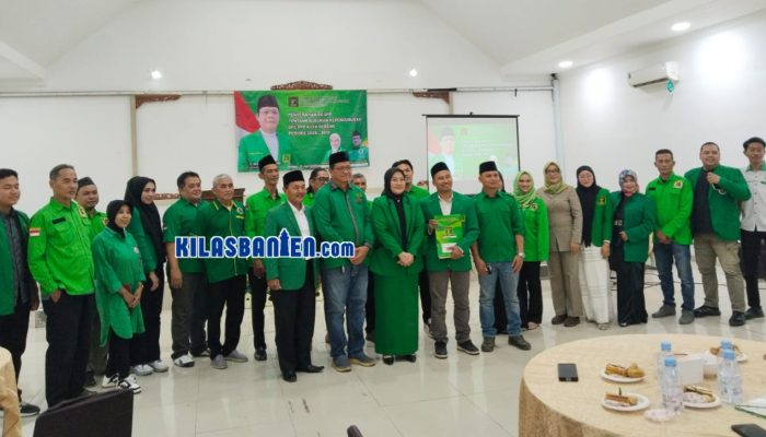 Ketua DPW PPP Banten menyerahkan Surat Keputusan kepengurusan DPC PPP Kota Serang periode 2026-2031 sebagai langkah awal konsolidasi menghadapi Pemilu 2029.