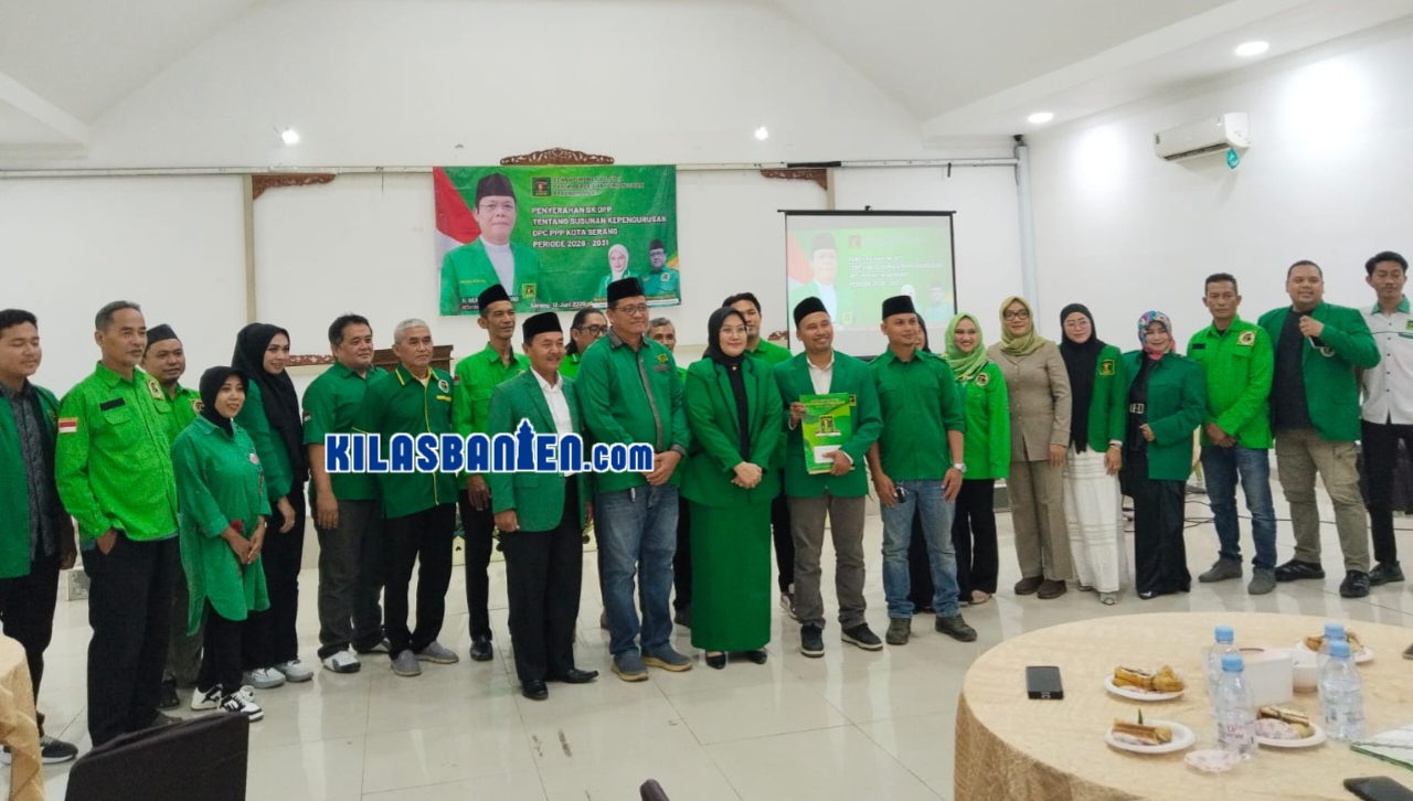 Ketua DPW PPP Banten menyerahkan Surat Keputusan kepengurusan DPC PPP Kota Serang periode 2026-2031 sebagai langkah awal konsolidasi menghadapi Pemilu 2029.