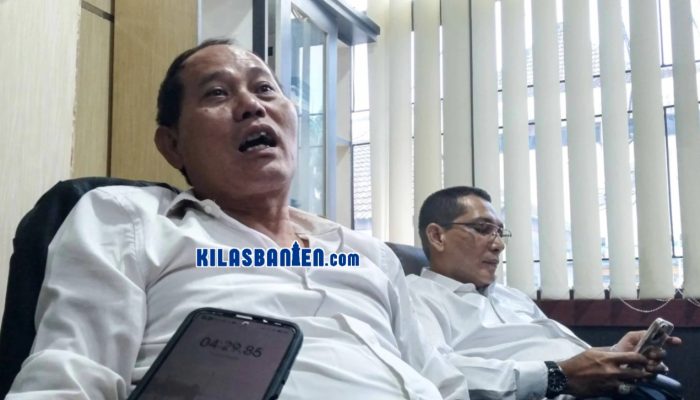 Ketua Komisi II DPRD Kabupaten Serang Abdul Basit memberikan keterangan terkait pentingnya keberangkatan PMI melalui jalur resmi guna menjamin perlindungan hukum dan keselamatan pekerja di luar negeri.