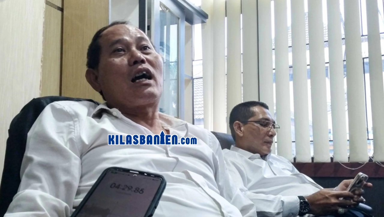 Ketua Komisi II DPRD Kabupaten Serang Abdul Basit memberikan keterangan terkait pentingnya keberangkatan PMI melalui jalur resmi guna menjamin perlindungan hukum dan keselamatan pekerja di luar negeri.
