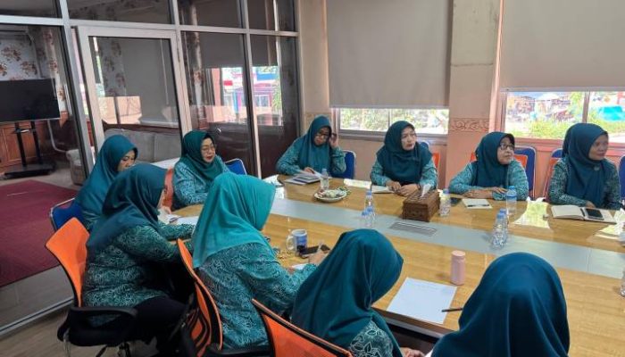 Ketua TP PKK Kota Tangerang bersama kader mengikuti edukasi literasi keuangan nasional OJK secara virtual melalui Zoom Meeting dalam rangka Bulan Literasi Keuangan 2026.