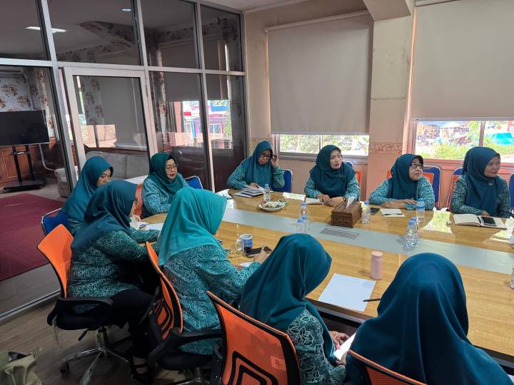 Ketua TP PKK Kota Tangerang bersama kader mengikuti edukasi literasi keuangan nasional OJK secara virtual melalui Zoom Meeting dalam rangka Bulan Literasi Keuangan 2026.