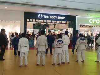 Kontingen Judo Kota Tangerang berfoto bersama usai memastikan gelar juara umum pada cabang olahraga judo di ajang POPDA XII Banten 2026 yang berlangsung di Kota Cilegon.