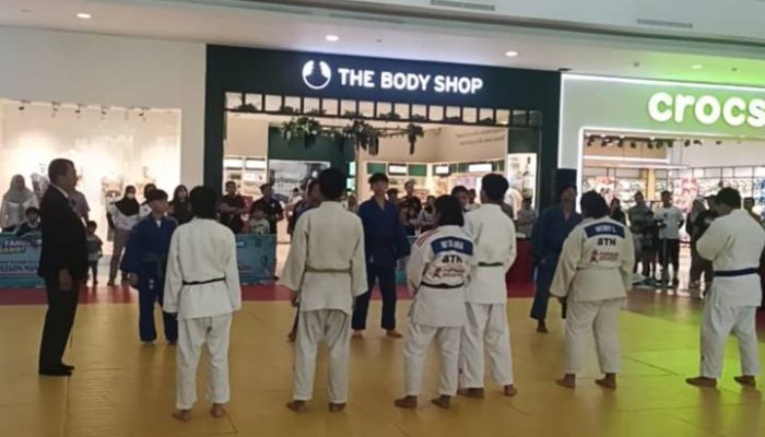 Kontingen Judo Kota Tangerang berfoto bersama usai memastikan gelar juara umum pada cabang olahraga judo di ajang POPDA XII Banten 2026 yang berlangsung di Kota Cilegon.