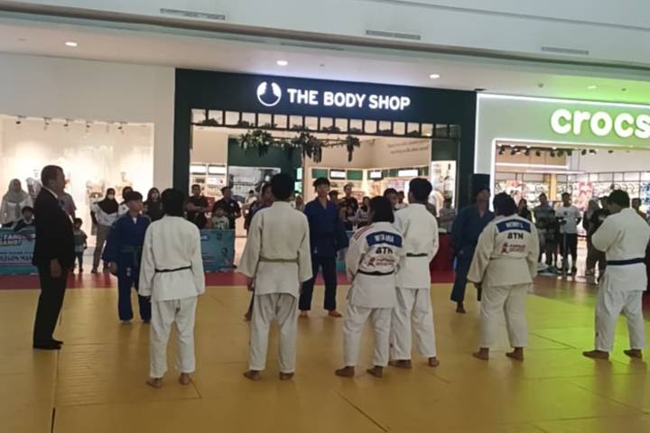 Kontingen Judo Kota Tangerang berfoto bersama usai memastikan gelar juara umum pada cabang olahraga judo di ajang POPDA XII Banten 2026 yang berlangsung di Kota Cilegon.