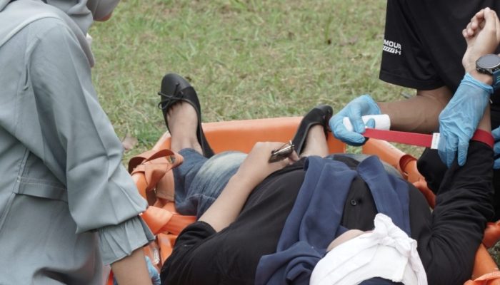 Mahasiswa UIN Sultan Maulana Hasanuddin Banten mengikuti simulasi evakuasi gempa bumi dan tsunami bersama BPBD Provinsi Banten sebagai bagian dari penguatan budaya mitigasi bencana.