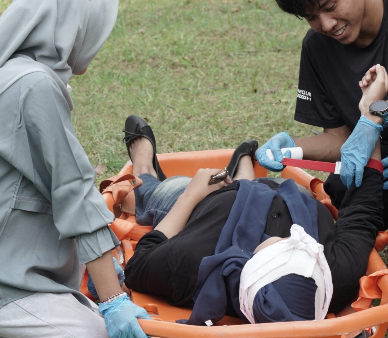 Mahasiswa UIN Sultan Maulana Hasanuddin Banten mengikuti simulasi evakuasi gempa bumi dan tsunami bersama BPBD Provinsi Banten sebagai bagian dari penguatan budaya mitigasi bencana.