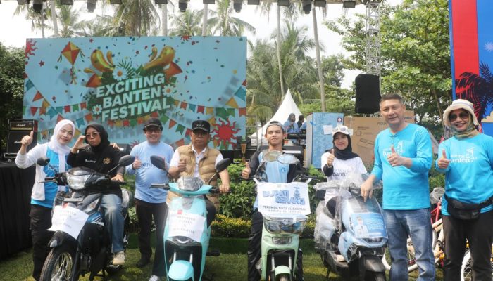 Menteri Desa dan PDT Yandri Susanto menyampaikan komitmen pemberian bantuan khusus bagi desa-desa wisata di Banten saat menghadiri Exciting Banten Festival 2026 di Pantai Cibeureum 1, Anyar, Kabupaten Serang.