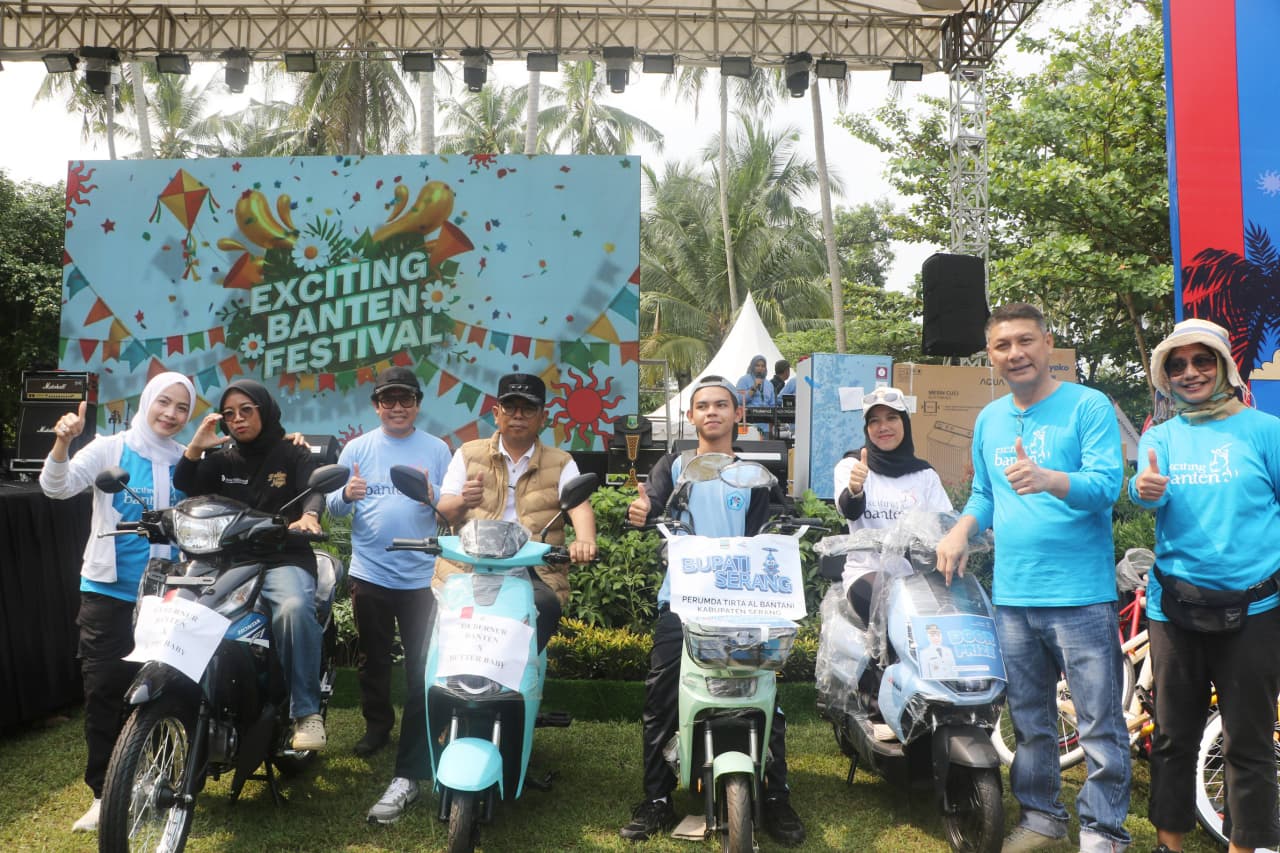 Menteri Desa dan PDT Yandri Susanto menyampaikan komitmen pemberian bantuan khusus bagi desa-desa wisata di Banten saat menghadiri Exciting Banten Festival 2026 di Pantai Cibeureum 1, Anyar, Kabupaten Serang.