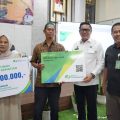 Wali Kota Tangerang Sachrudin menyerahkan kartu kepesertaan BPJS Ketenagakerjaan kepada pekerja rentan sebagai bagian dari program perlindungan sosial yang dibiayai Pemkot Tangerang.