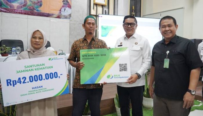 Wali Kota Tangerang Sachrudin menyerahkan kartu kepesertaan BPJS Ketenagakerjaan kepada pekerja rentan sebagai bagian dari program perlindungan sosial yang dibiayai Pemkot Tangerang.