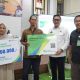 Wali Kota Tangerang Sachrudin menyerahkan kartu kepesertaan BPJS Ketenagakerjaan kepada pekerja rentan sebagai bagian dari program perlindungan sosial yang dibiayai Pemkot Tangerang.