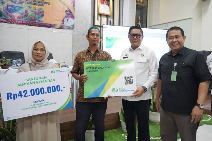 Wali Kota Tangerang Sachrudin menyerahkan kartu kepesertaan BPJS Ketenagakerjaan kepada pekerja rentan sebagai bagian dari program perlindungan sosial yang dibiayai Pemkot Tangerang.