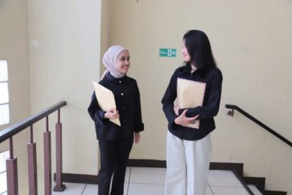 Pencari kerja memanfaatkan informasi lowongan kerja terbaru yang diumumkan Disnaker Kota Tangerang untuk berbagai posisi di perusahaan swasta.