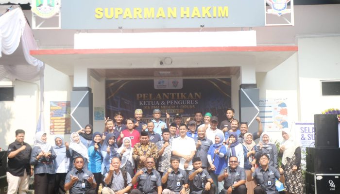 Pengurus IKA SMAN 1 Ciruas periode 2026-2029 berfoto bersama usai pelantikan yang dirangkaikan dengan kegiatan khitan massal, santunan, dan pembagian sepeda bagi 100 anak di Kabupaten Serang.