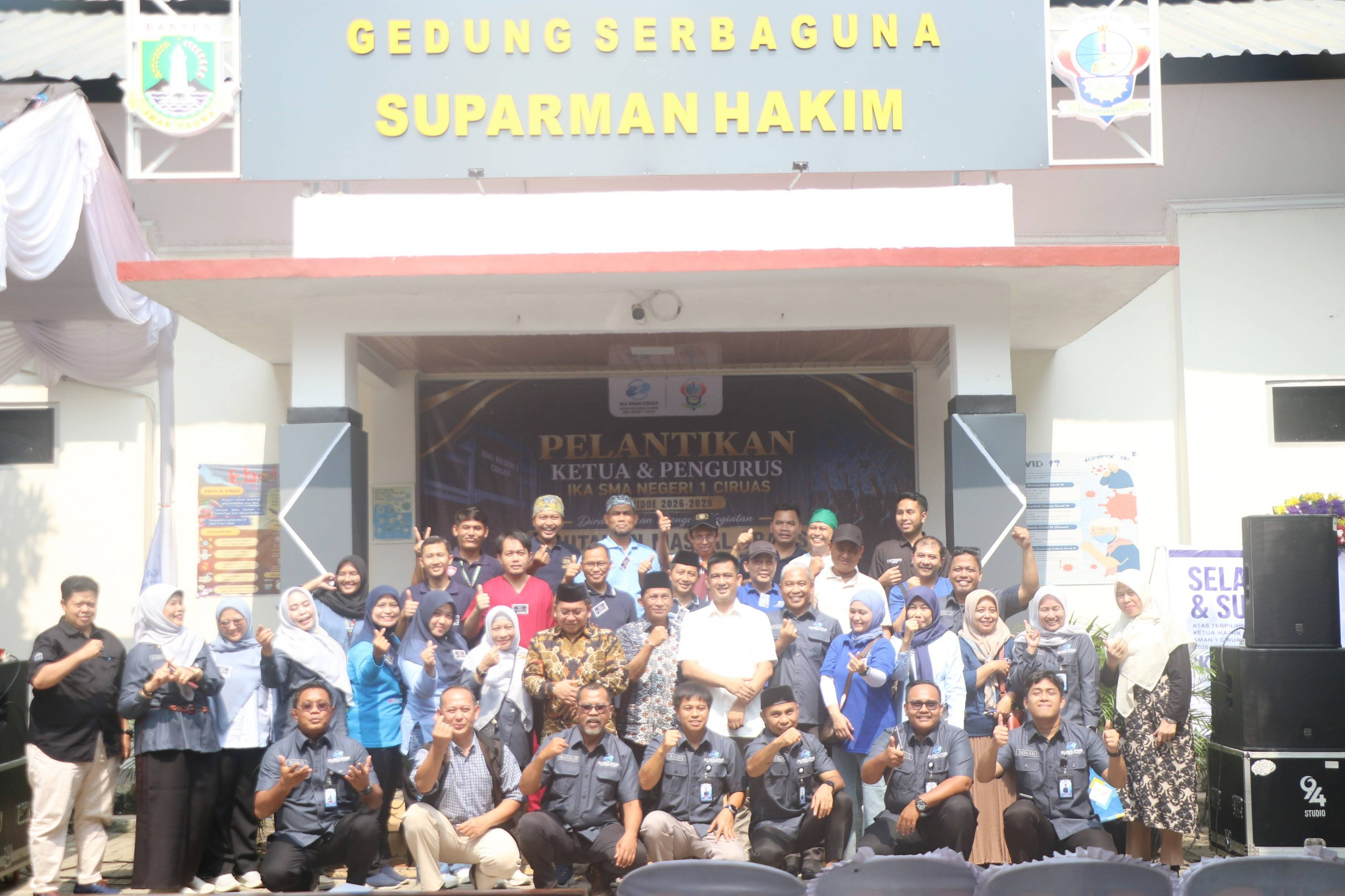 Pengurus IKA SMAN 1 Ciruas periode 2026-2029 berfoto bersama usai pelantikan yang dirangkaikan dengan kegiatan khitan massal, santunan, dan pembagian sepeda bagi 100 anak di Kabupaten Serang.