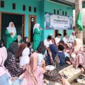 Pengurus PC Fatayat NU Kota Serang bersama tokoh NU menyerahkan santunan kepada anak yatim usai pengajian memperingati 10 Muharram 1448 Hijriah di Kecamatan Curug, Kota Serang.