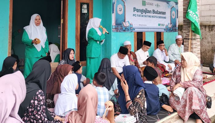 Pengurus PC Fatayat NU Kota Serang bersama tokoh NU menyerahkan santunan kepada anak yatim usai pengajian memperingati 10 Muharram 1448 Hijriah di Kecamatan Curug, Kota Serang.