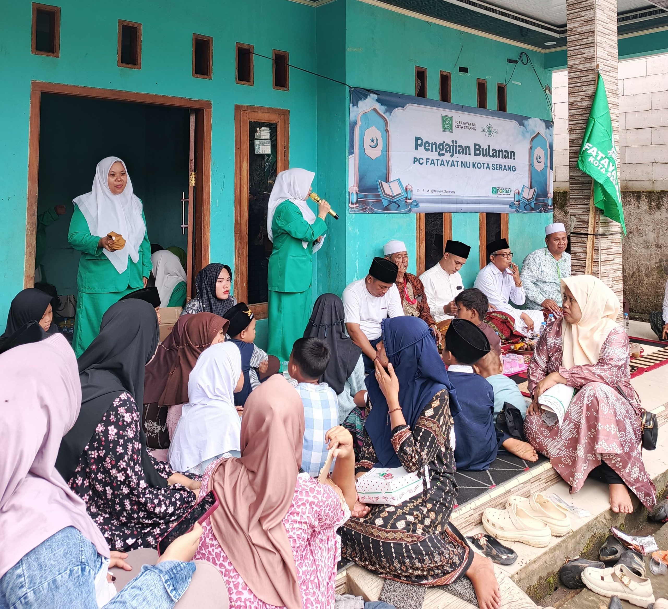 Pengurus PC Fatayat NU Kota Serang bersama tokoh NU menyerahkan santunan kepada anak yatim usai pengajian memperingati 10 Muharram 1448 Hijriah di Kecamatan Curug, Kota Serang.