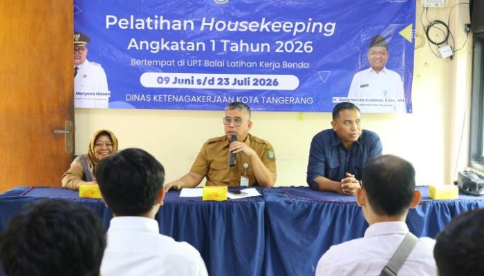 Peserta pelatihan house keeping mengikuti praktik kebersihan dan penataan kamar hotel dalam program kerja sama BLK Kota Tangerang dengan Ibis Styles Jakarta Airport.