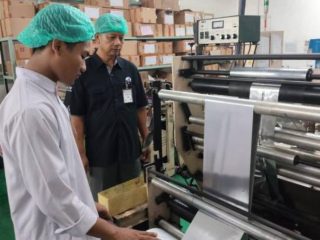 Peserta mengikuti pelatihan praktik di lingkungan industri manufaktur sebagai bagian dari Program On The Job Training (OJT) yang difasilitasi Pemerintah Kota Tangerang bekerja sama dengan PT Tomypak Makmur.